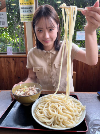 うどんを食べる菅