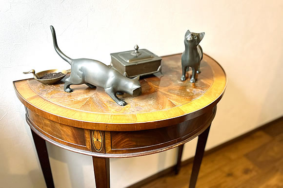 素敵なコンソールテーブルと可愛らしい猫の置物